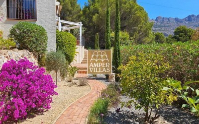 Preciosa y encantadora villa con privacidad y buenas vistas.
